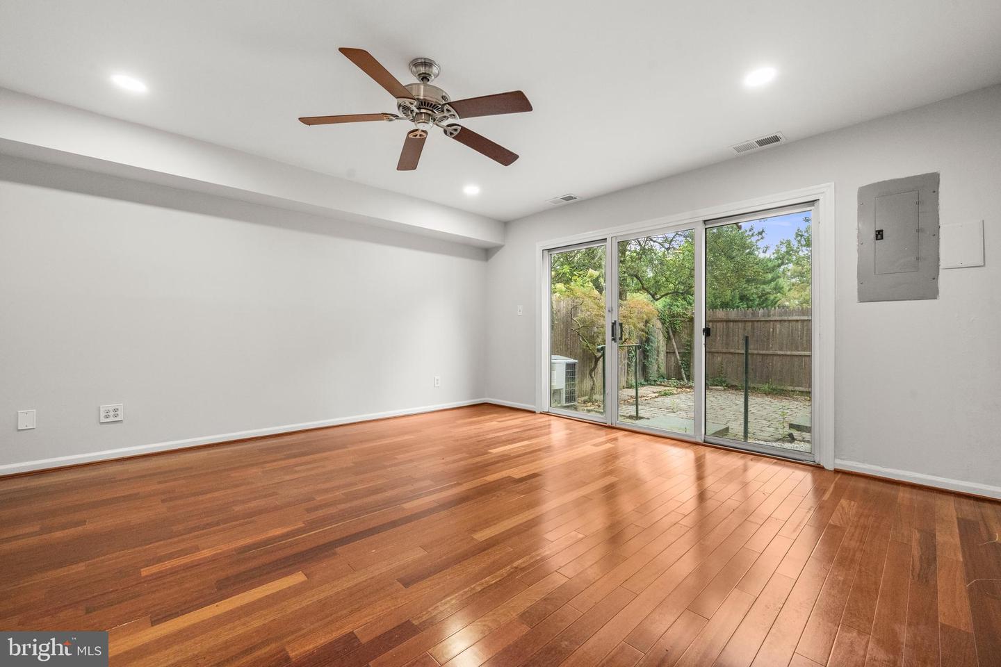 8218 CARRLEIGH PKWY #10, SPRINGFIELD, Virginia 22152, 2 Bedrooms Bedrooms, ,1 BathroomBathrooms,Residential,For sale,8218 CARRLEIGH PKWY #10,VAFX2269042 MLS # VAFX2269042