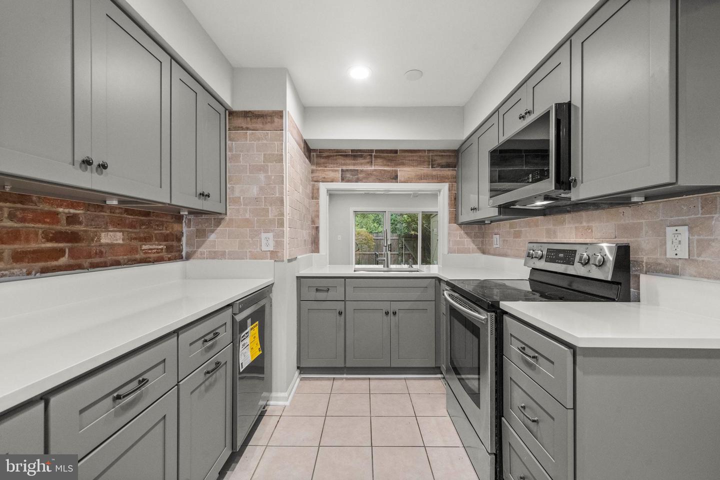 8218 CARRLEIGH PKWY #10, SPRINGFIELD, Virginia 22152, 2 Bedrooms Bedrooms, ,1 BathroomBathrooms,Residential,For sale,8218 CARRLEIGH PKWY #10,VAFX2269042 MLS # VAFX2269042