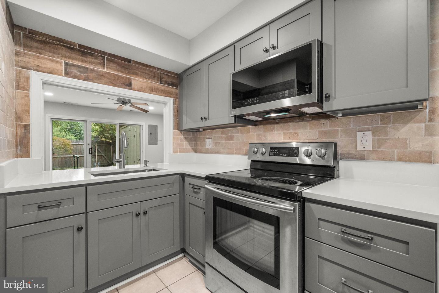 8218 CARRLEIGH PKWY #10, SPRINGFIELD, Virginia 22152, 2 Bedrooms Bedrooms, ,1 BathroomBathrooms,Residential,For sale,8218 CARRLEIGH PKWY #10,VAFX2269042 MLS # VAFX2269042