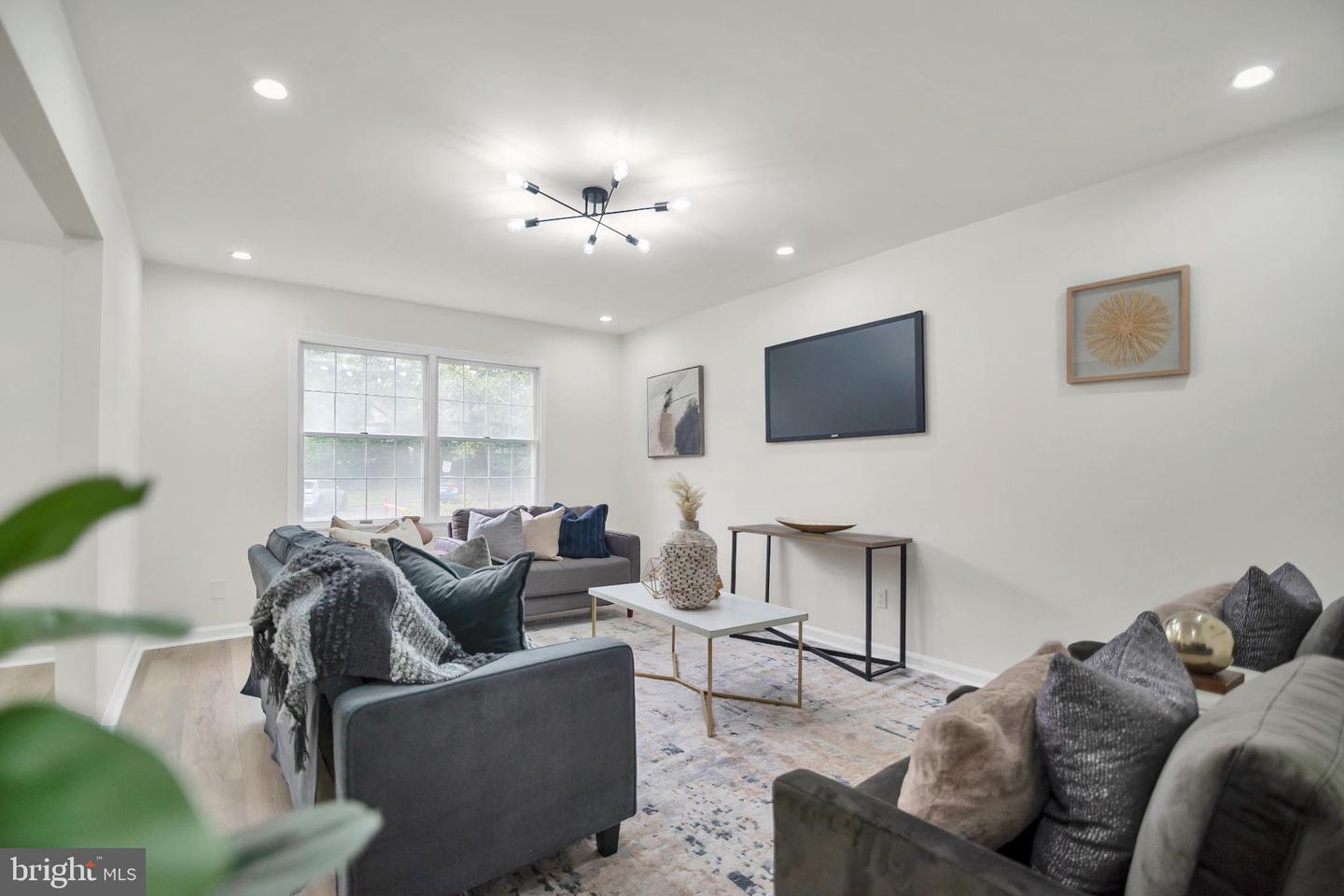 5809 SHANA PL, BURKE, Virginia 22015, 3 Bedrooms Bedrooms, 7 Rooms Rooms,3 BathroomsBathrooms,Residential,For sale,5809 SHANA PL,VAFX2269254 MLS # VAFX2269254