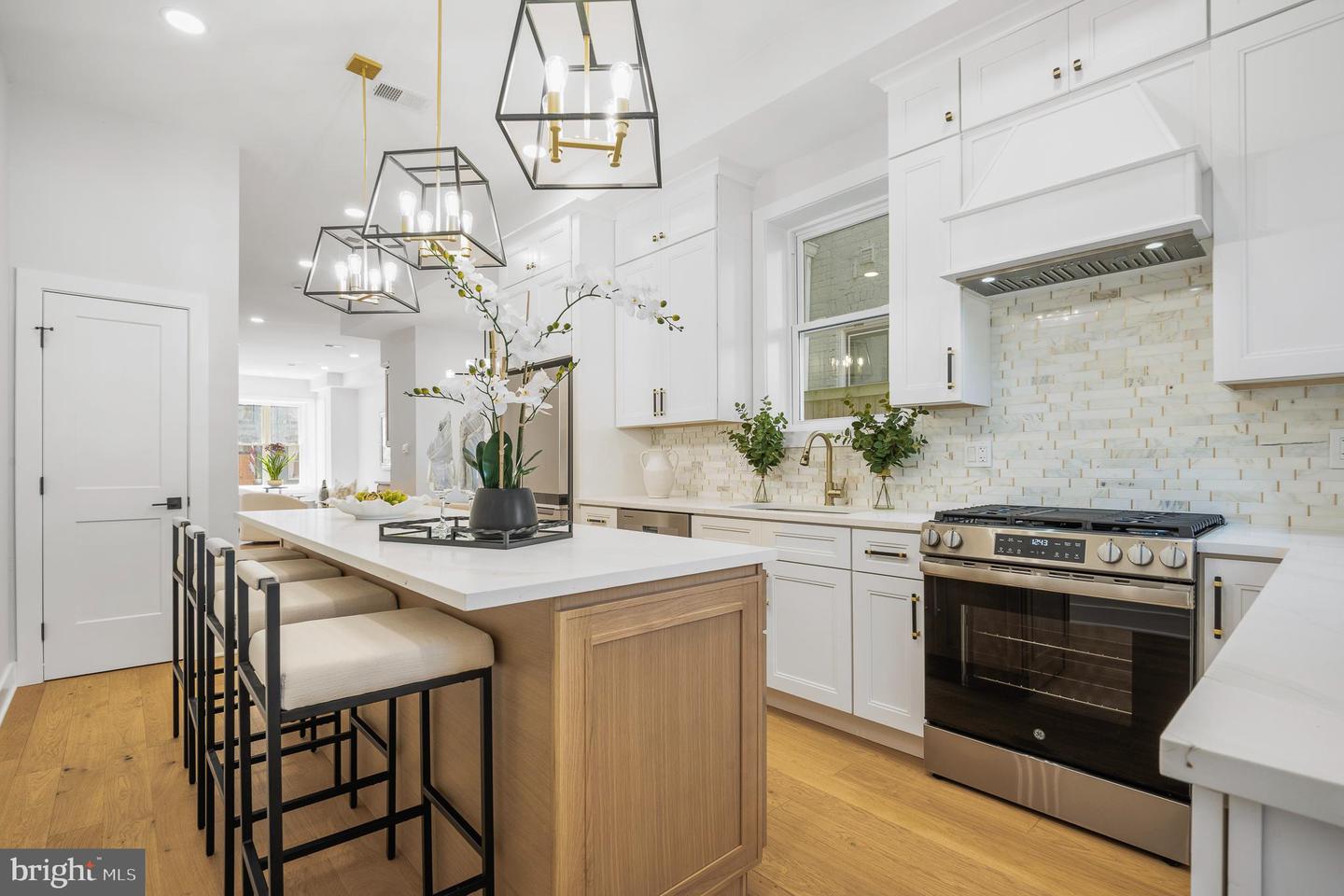 916 NE C ST NE, WASHINGTON, District Of Columbia 20002, 5 Bedrooms Bedrooms, 5 Rooms Rooms,3 BathroomsBathrooms,Residential,For sale,916 NE C ST NE,DCDC2224212 MLS # DCDC2224212