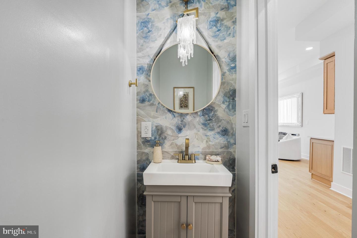 916 NE C ST NE, WASHINGTON, District Of Columbia 20002, 5 Bedrooms Bedrooms, 5 Rooms Rooms,3 BathroomsBathrooms,Residential,For sale,916 NE C ST NE,DCDC2224212 MLS # DCDC2224212