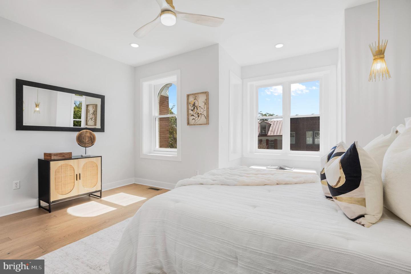 916 NE C ST NE, WASHINGTON, District Of Columbia 20002, 5 Bedrooms Bedrooms, 5 Rooms Rooms,3 BathroomsBathrooms,Residential,For sale,916 NE C ST NE,DCDC2224212 MLS # DCDC2224212