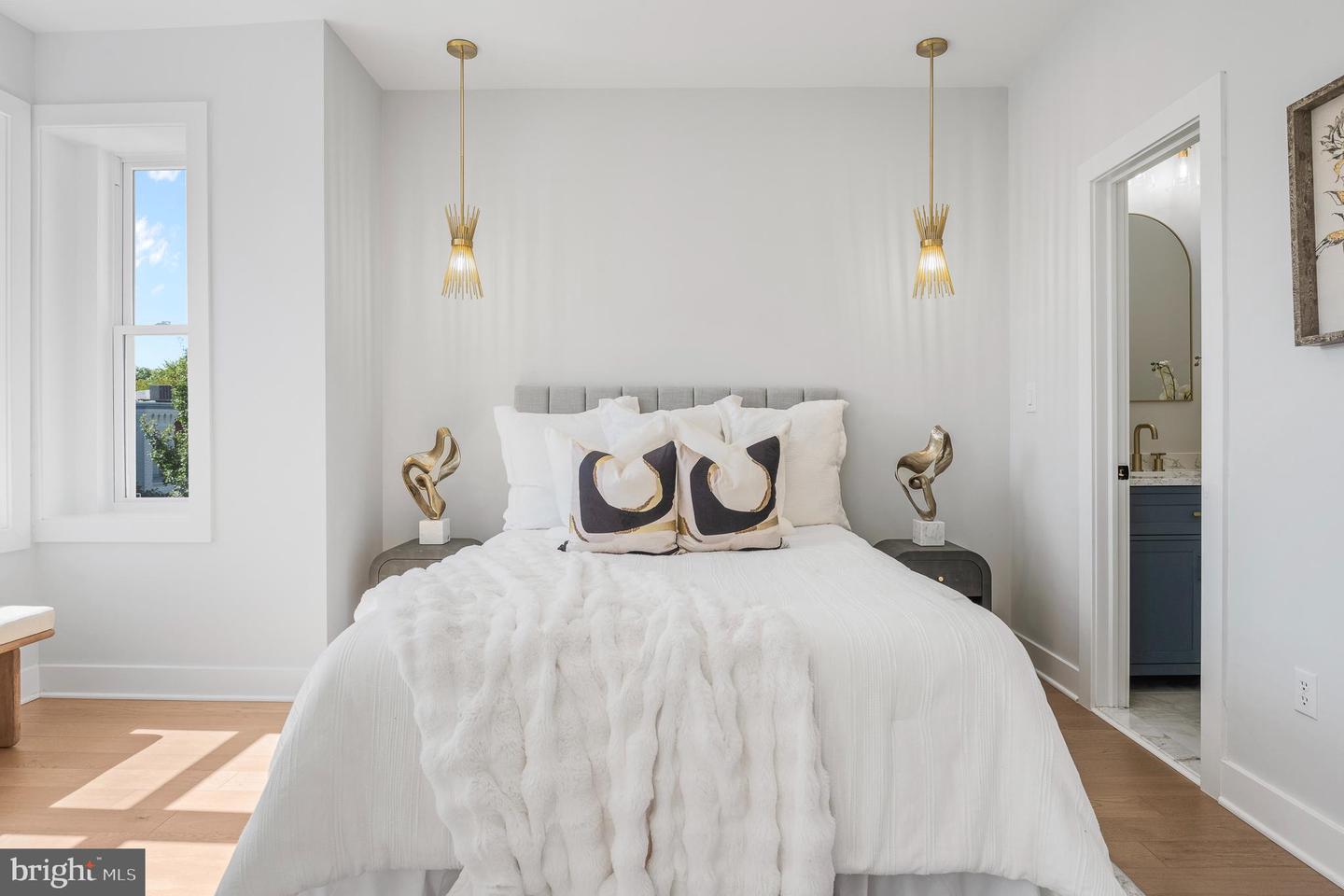 916 NE C ST NE, WASHINGTON, District Of Columbia 20002, 5 Bedrooms Bedrooms, 5 Rooms Rooms,3 BathroomsBathrooms,Residential,For sale,916 NE C ST NE,DCDC2224212 MLS # DCDC2224212