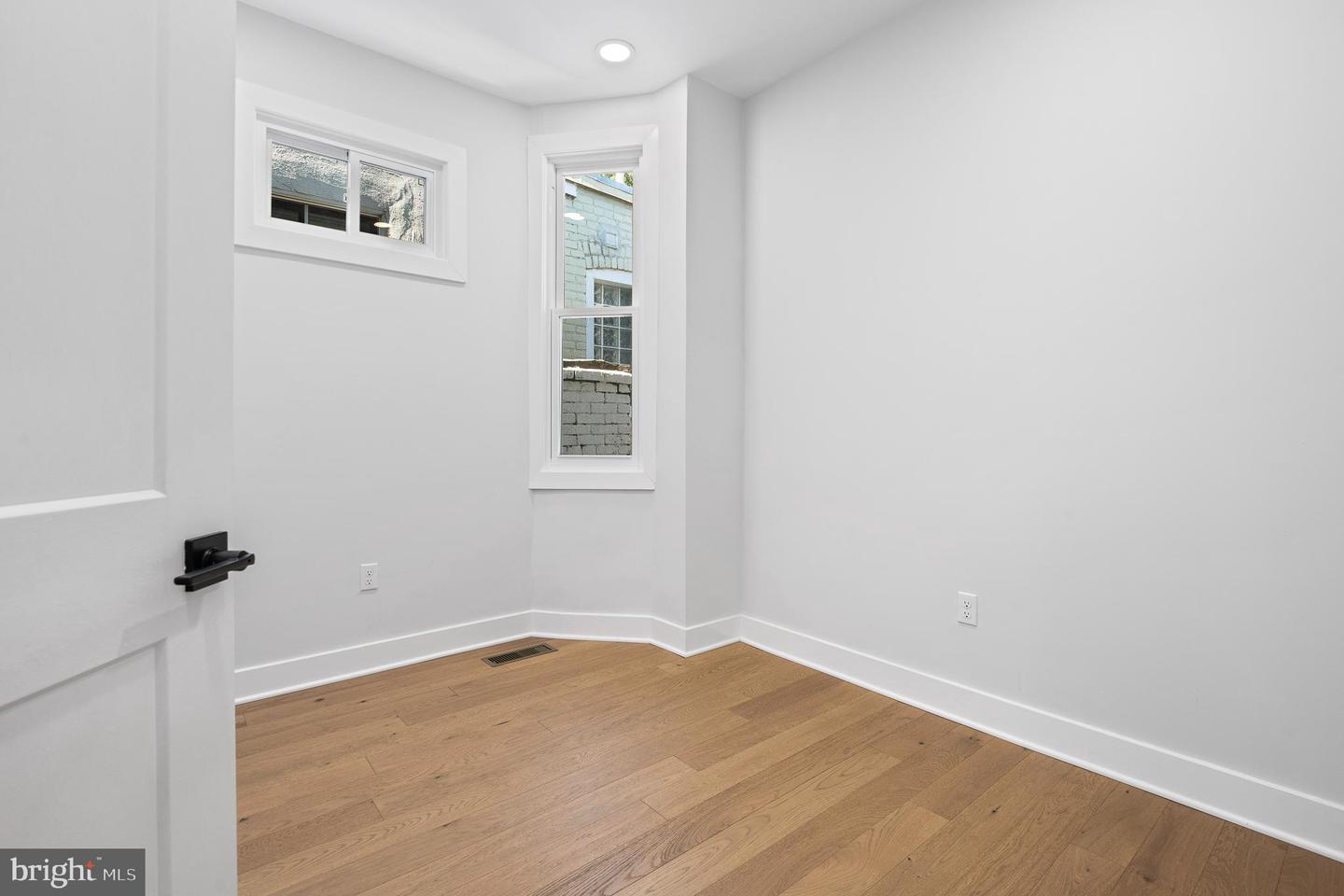 916 NE C ST NE, WASHINGTON, District Of Columbia 20002, 5 Bedrooms Bedrooms, 5 Rooms Rooms,3 BathroomsBathrooms,Residential,For sale,916 NE C ST NE,DCDC2224212 MLS # DCDC2224212