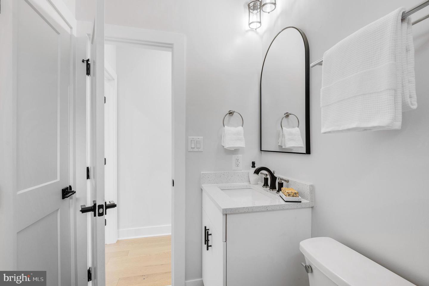 916 NE C ST NE, WASHINGTON, District Of Columbia 20002, 5 Bedrooms Bedrooms, 5 Rooms Rooms,3 BathroomsBathrooms,Residential,For sale,916 NE C ST NE,DCDC2224212 MLS # DCDC2224212