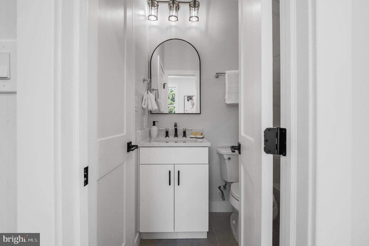 916 NE C ST NE, WASHINGTON, District Of Columbia 20002, 5 Bedrooms Bedrooms, 5 Rooms Rooms,3 BathroomsBathrooms,Residential,For sale,916 NE C ST NE,DCDC2224212 MLS # DCDC2224212