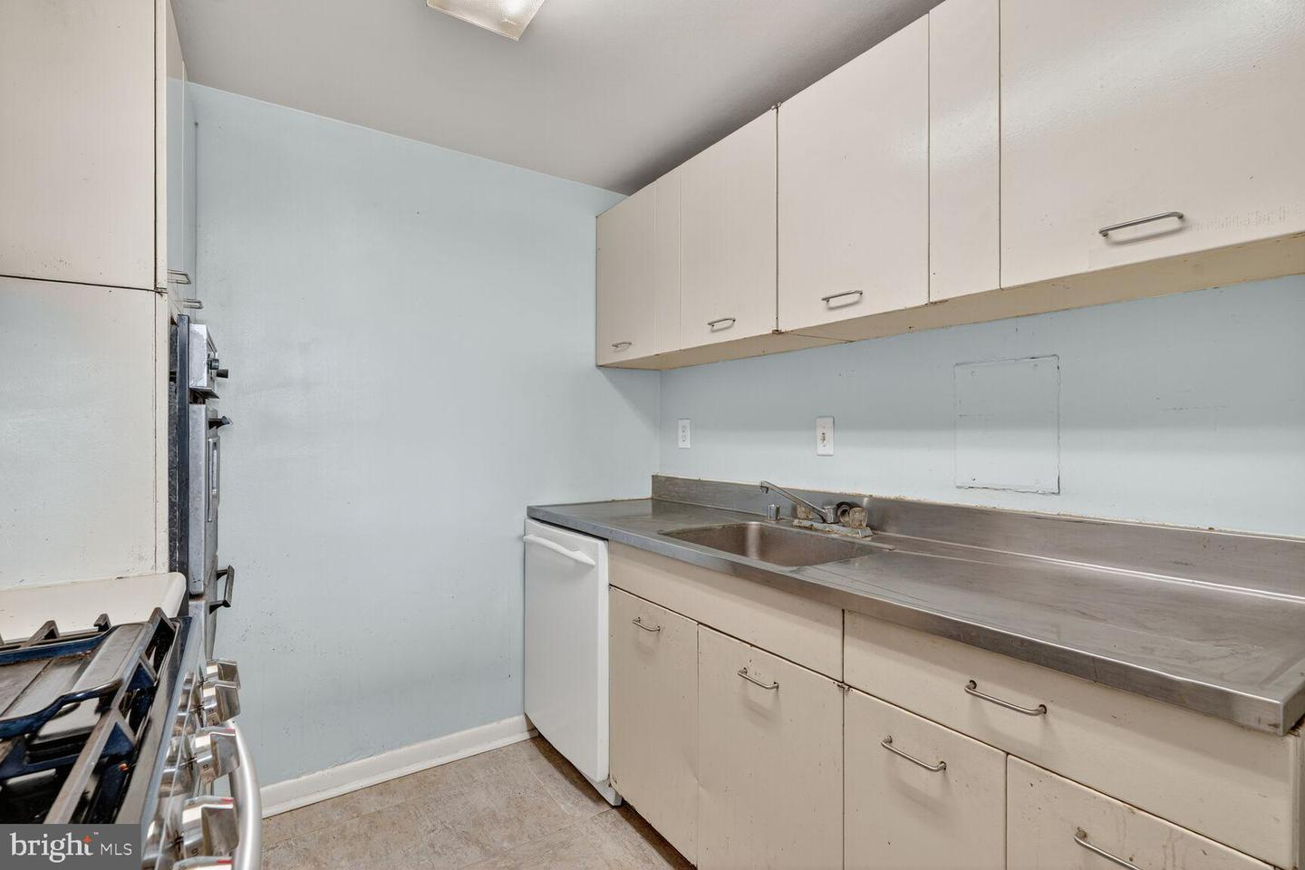 4600 DUKE ST #1121, ALEXANDRIA, Virginia 22304, 2 Bedrooms Bedrooms, ,1 BathroomBathrooms,Residential,For sale,4600 DUKE ST #1121,VAAX2050246 MLS # VAAX2050246