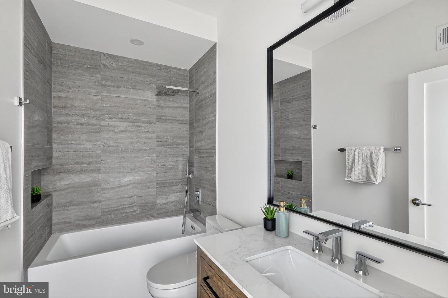 828 21ST ST NE #3, WASHINGTON, District Of Columbia 20002, 2 Bedrooms Bedrooms, ,2 BathroomsBathrooms,Residential,For sale,828 21ST ST NE #3,DCDC2224406 MLS # DCDC2224406