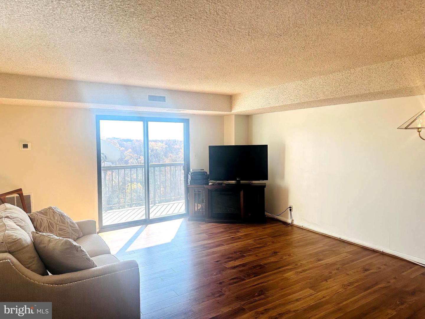 3800 POWELL LN #1207, FALLS CHURCH, Virginia 22041, 2 Bedrooms Bedrooms, 7 Rooms Rooms,2 BathroomsBathrooms,Residential,For sale,3800 POWELL LN #1207,VAFX2269538 MLS # VAFX2269538