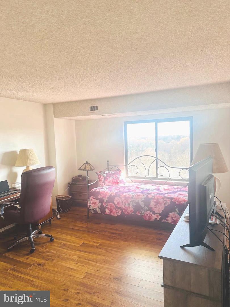 3800 POWELL LN #1207, FALLS CHURCH, Virginia 22041, 2 Bedrooms Bedrooms, 7 Rooms Rooms,2 BathroomsBathrooms,Residential,For sale,3800 POWELL LN #1207,VAFX2269538 MLS # VAFX2269538