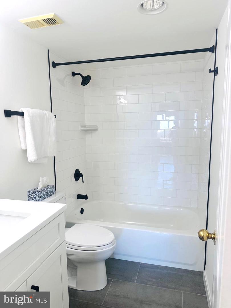 3800 POWELL LN #1207, FALLS CHURCH, Virginia 22041, 2 Bedrooms Bedrooms, 7 Rooms Rooms,2 BathroomsBathrooms,Residential,For sale,3800 POWELL LN #1207,VAFX2269538 MLS # VAFX2269538