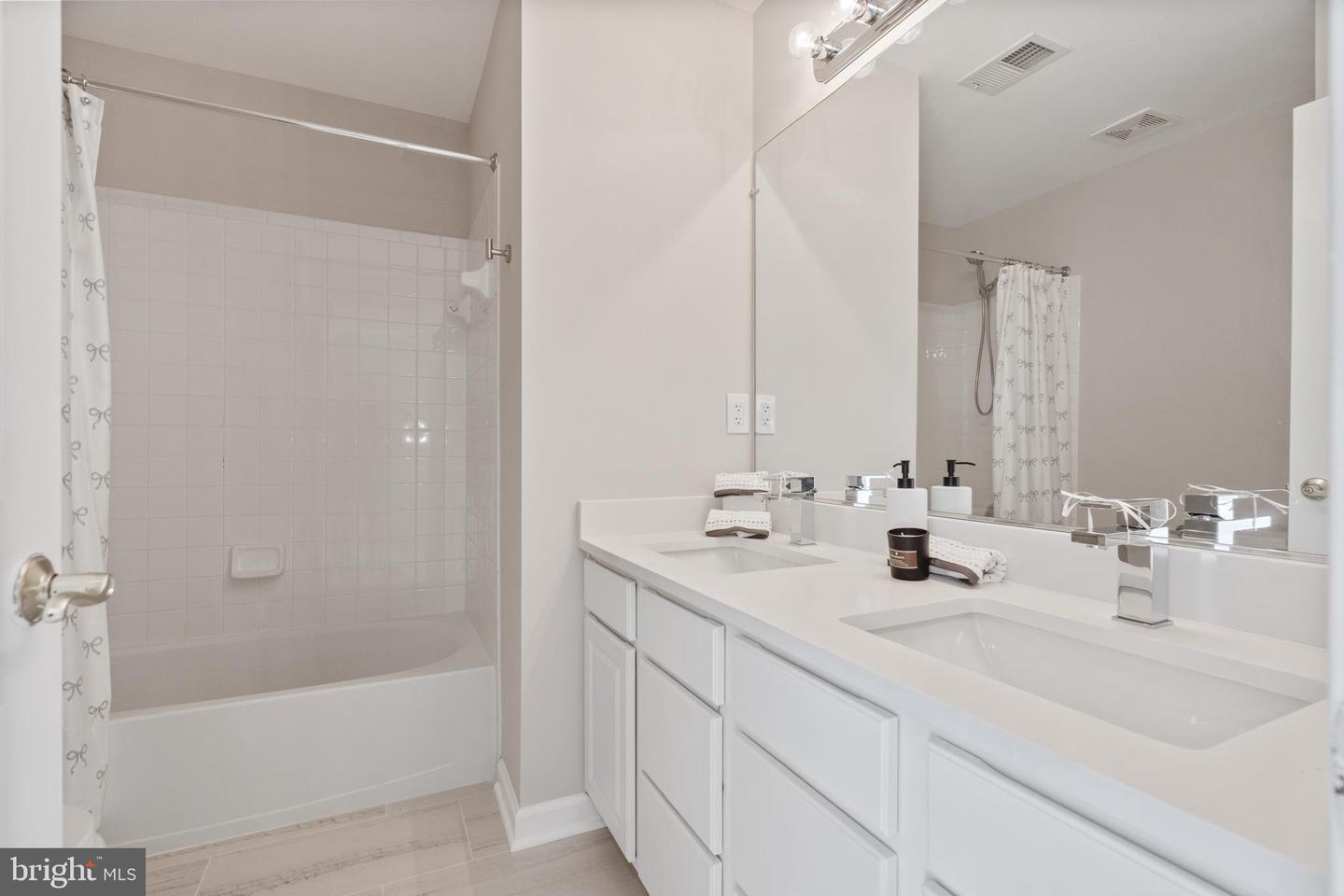 8239 GLADE BANK DR, MANASSAS, Virginia 20111, 4 Bedrooms Bedrooms, 14 Rooms Rooms,3 BathroomsBathrooms,Residential,For sale,8239 GLADE BANK DR,VAPW2104914 MLS # VAPW2104914