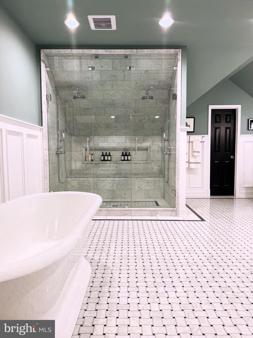 9217 JEFFERY RD, GREAT FALLS, Virginia 22066, 5 Bedrooms Bedrooms, ,4 BathroomsBathrooms,Residential,For sale,9217 JEFFERY RD,VAFX2269912 MLS # VAFX2269912