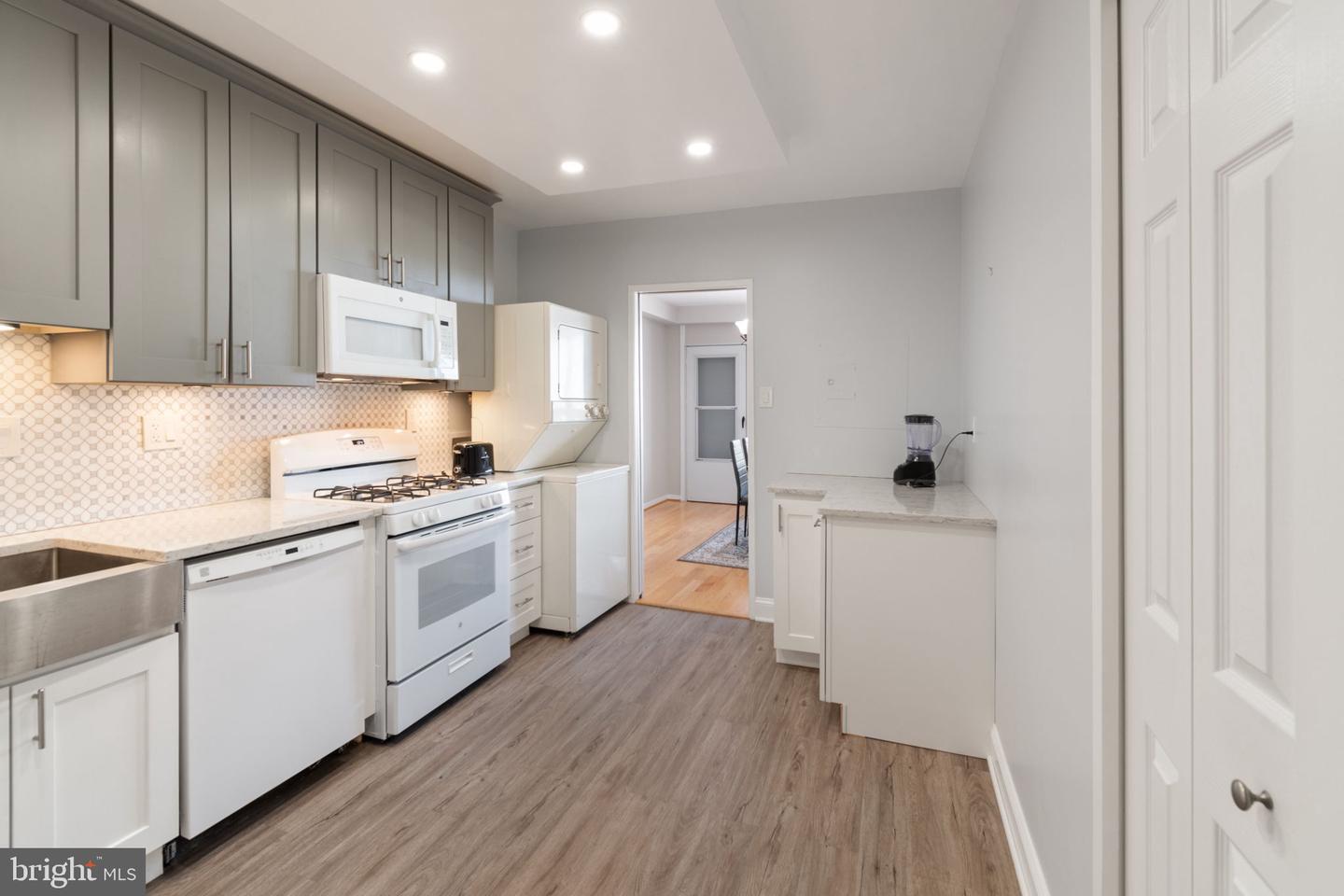 3705 S GEORGE MASON DR #2202S, FALLS CHURCH, Virginia 22041, 1 Bedroom Bedrooms, ,1 BathroomBathrooms,Residential,For sale,3705 S GEORGE MASON DR #2202S,VAFX2235360 MLS # VAFX2235360