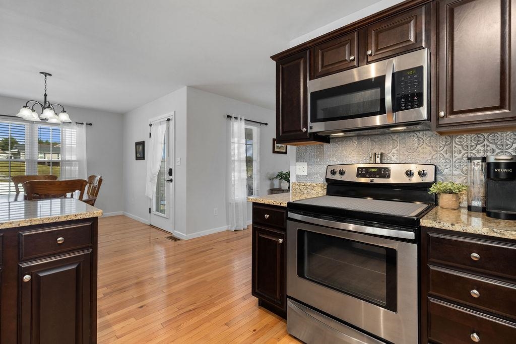 27 HULL HILLS LN, STAUNTON, Virginia 24401, 3 Bedrooms Bedrooms, ,2 BathroomsBathrooms,Residential,27 HULL HILLS LN,668834 MLS # 668834