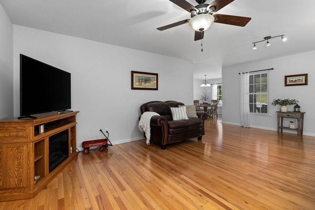 27 HULL HILLS LN, STAUNTON, Virginia 24401, 3 Bedrooms Bedrooms, ,2 BathroomsBathrooms,Residential,27 HULL HILLS LN,668834 MLS # 668834