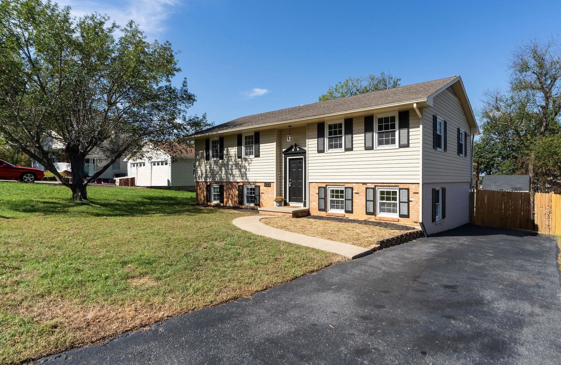423 WOODLAND CIR, WAYNESBORO, Virginia 24401, 4 Bedrooms Bedrooms, ,2 BathroomsBathrooms,Residential,423 WOODLAND CIR,669686 MLS # 669686
