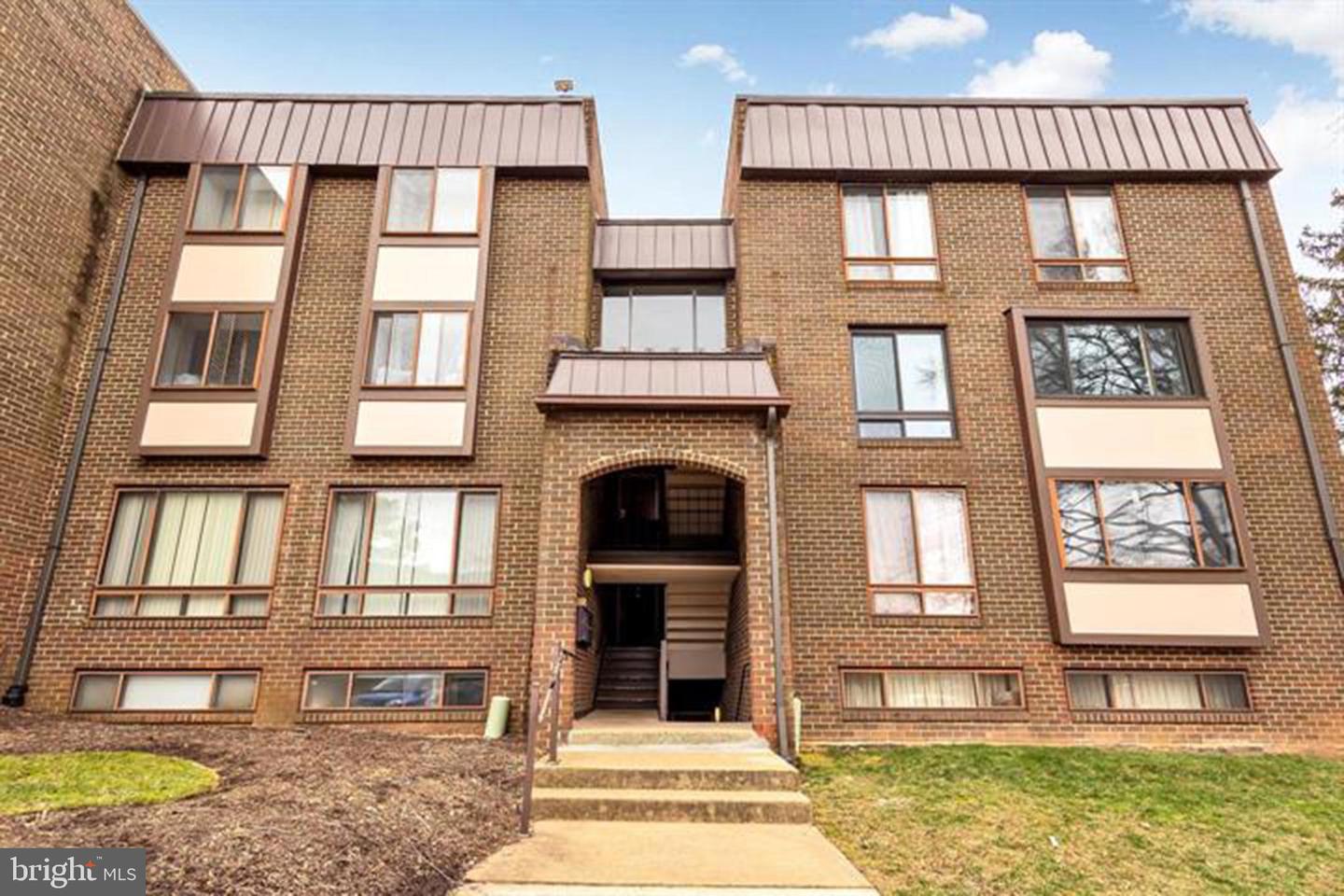 130 ROBERTS LN #201, ALEXANDRIA, Virginia 22314, 3 Bedrooms Bedrooms, ,2 BathroomsBathrooms,Residential,For sale,130 ROBERTS LN #201,VAAX2049078 MLS # VAAX2049078