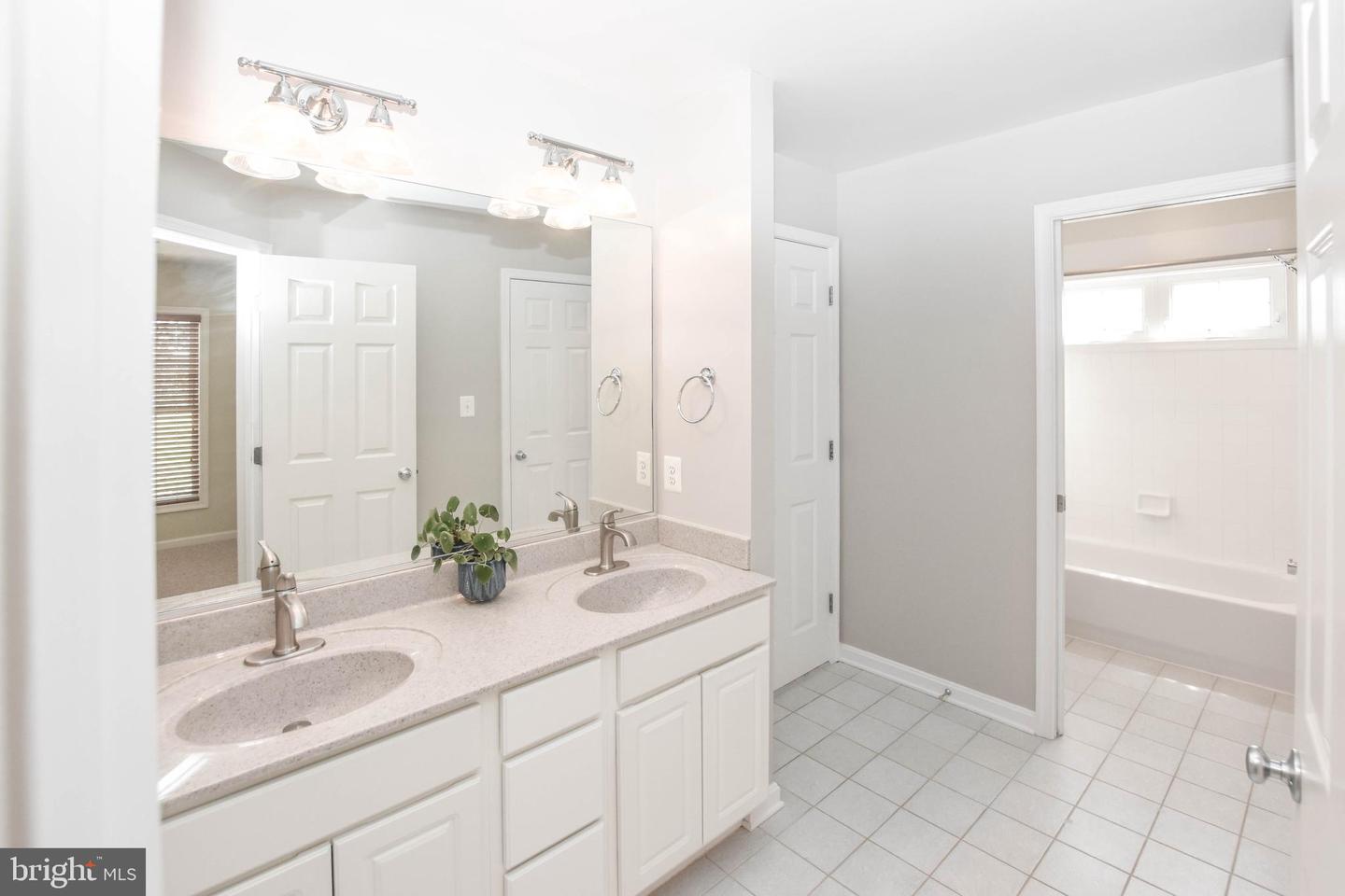 42235 GREEN MEADOW LN, LEESBURG, Virginia 20176, 5 Bedrooms Bedrooms, ,4 BathroomsBathrooms,Residential,For sale,42235 GREEN MEADOW LN,VALO2106502 MLS # VALO2106502