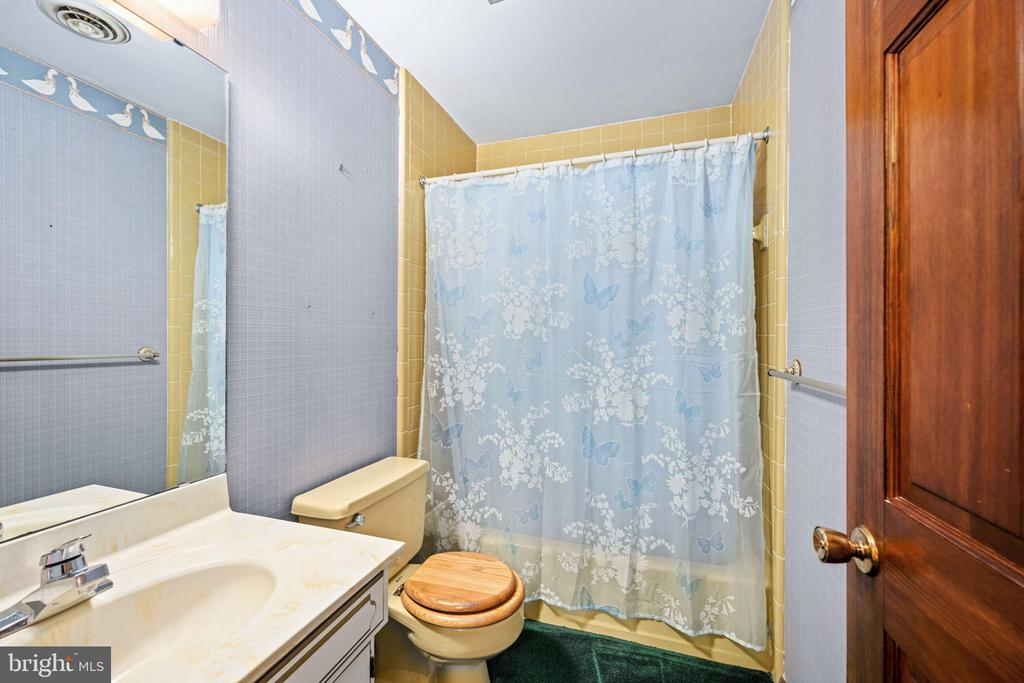 2 RIVER BLUFFS DR, FREDERICKSBURG, Virginia 22407, 4 Bedrooms Bedrooms, ,2 BathroomsBathrooms,Residential,2 RIVER BLUFFS DR,VASP2036636 MLS # VASP2036636