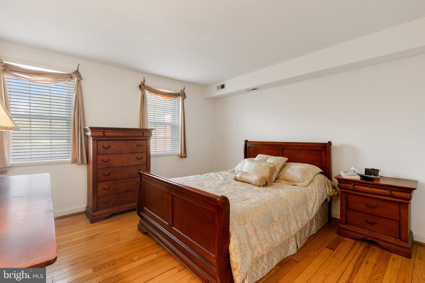 4849 28TH ST S #B, ARLINGTON, Virginia 22206, 2 Bedrooms Bedrooms, ,2 BathroomsBathrooms,Residential,For sale,4849 28TH ST S #B,VAAR2064110 MLS # VAAR2064110