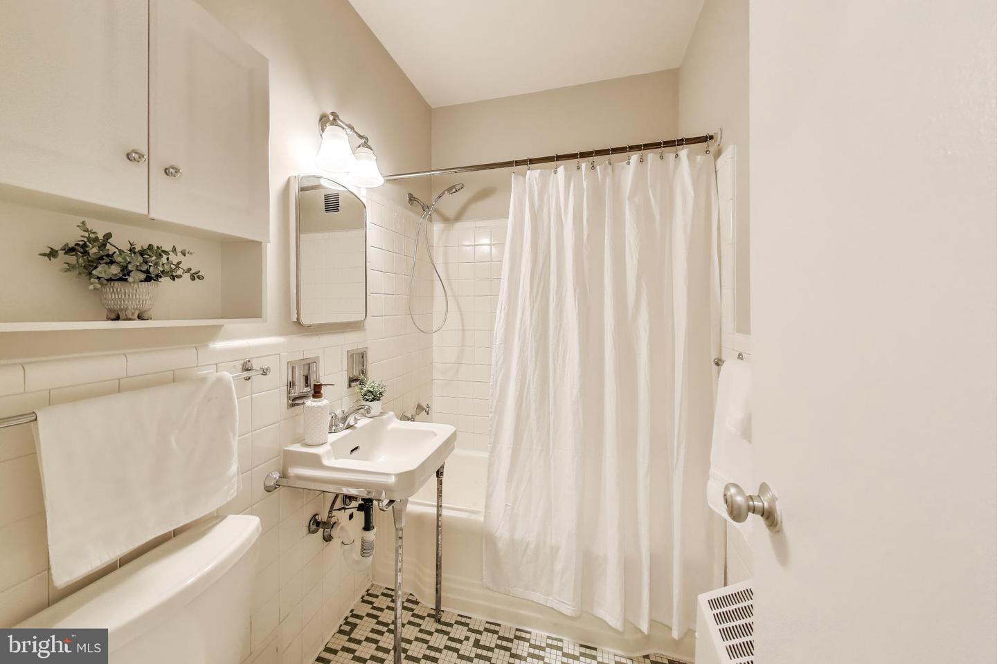 1711 MASSACHUSETTS AVE NW #810, WASHINGTON, District Of Columbia 20036, ,1 BathroomBathrooms,Residential,For sale,1711 MASSACHUSETTS AVE NW #810,DCDC2224230 MLS # DCDC2224230