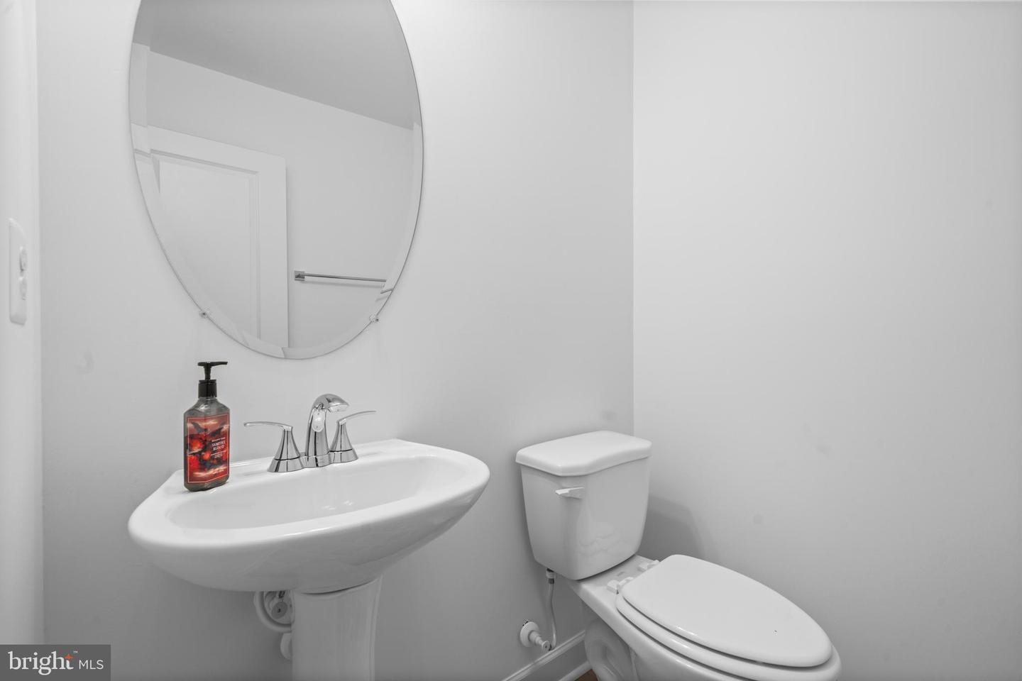 14303 YESLER AVE, CHANTILLY, Virginia 20151, 3 Bedrooms Bedrooms, 8 Rooms Rooms,3 BathroomsBathrooms,Residential,For sale,14303 YESLER AVE,VAFX2270114 MLS # VAFX2270114