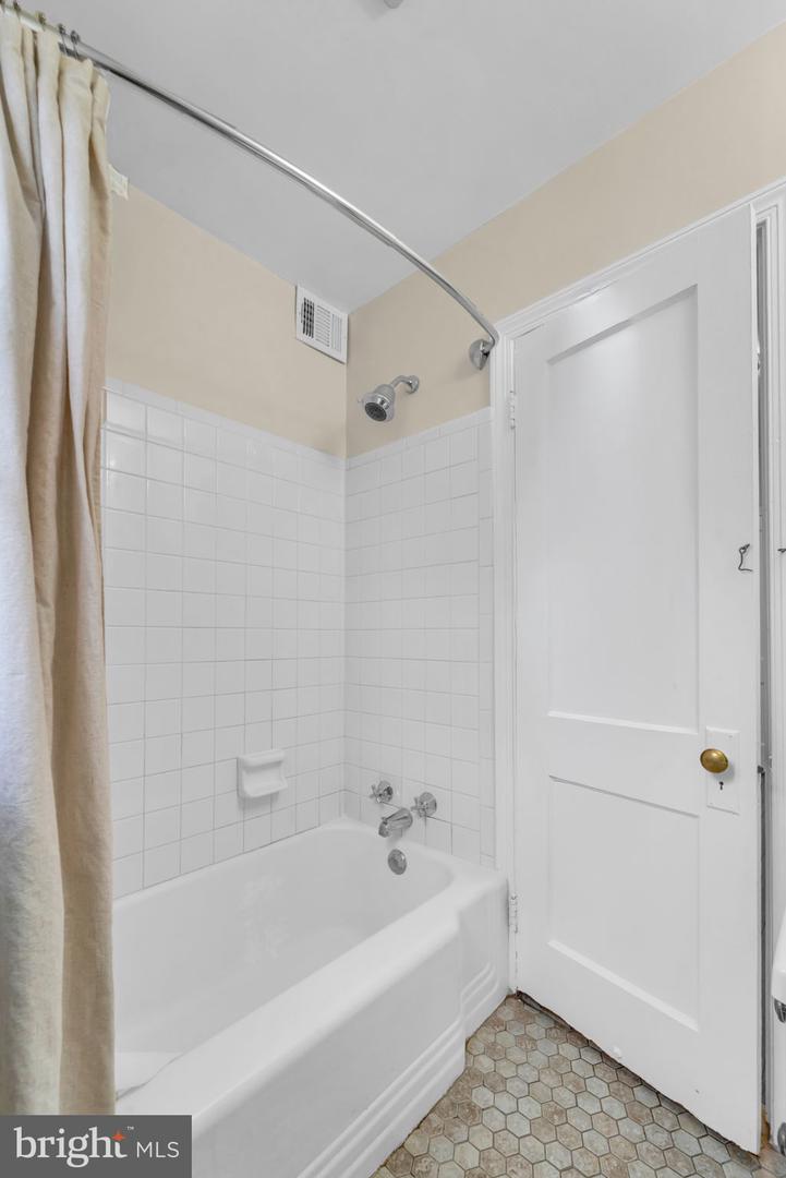 2805 W GEORGE MASON RD, FALLS CHURCH, Virginia 22042, 4 Bedrooms Bedrooms, ,2 BathroomsBathrooms,Residential,For sale,2805 W GEORGE MASON RD,VAFX2270254 MLS # VAFX2270254