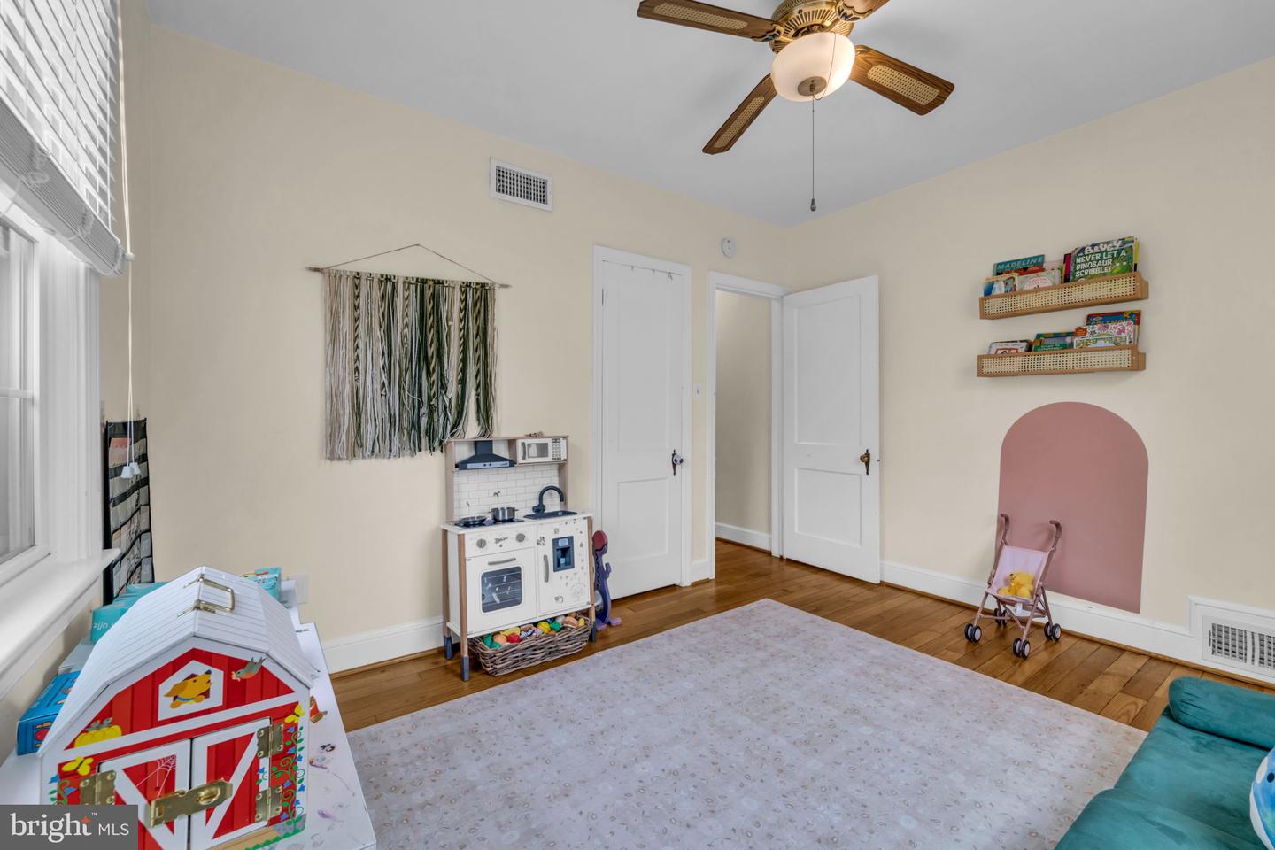 2805 W GEORGE MASON RD, FALLS CHURCH, Virginia 22042, 4 Bedrooms Bedrooms, ,2 BathroomsBathrooms,Residential,For sale,2805 W GEORGE MASON RD,VAFX2270254 MLS # VAFX2270254