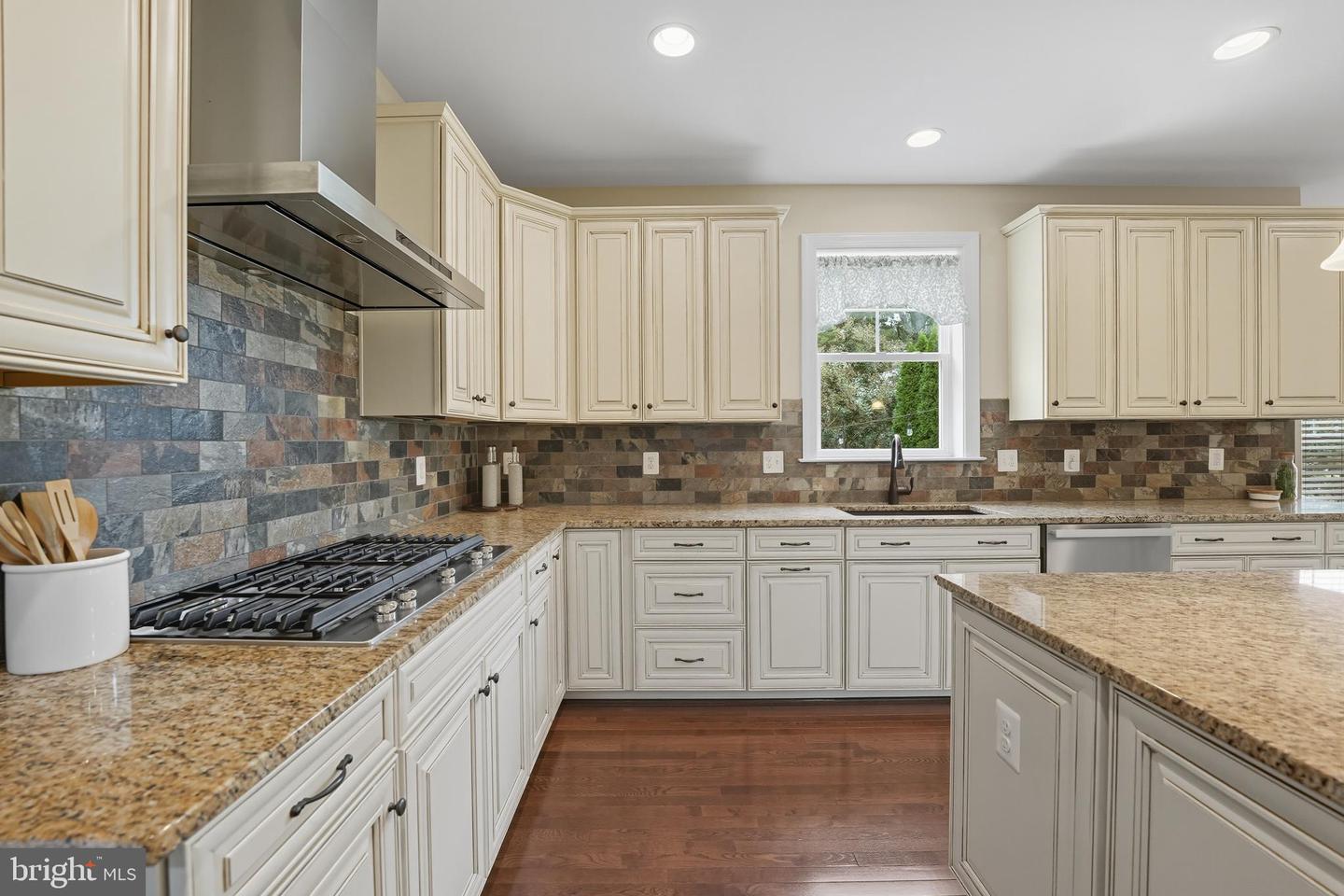 100 HEGLAR OAKS CT, HERNDON, Virginia 20170, 5 Bedrooms Bedrooms, ,5 BathroomsBathrooms,Residential,For sale,100 HEGLAR OAKS CT,VAFX2270290 MLS # VAFX2270290