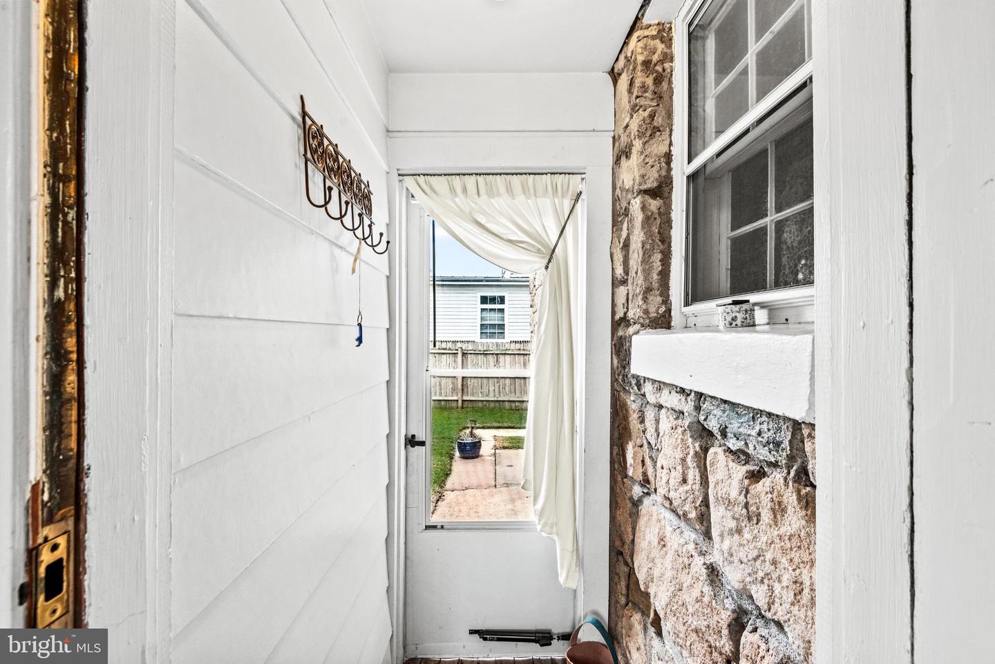 1107 KENMORE AVE, FREDERICKSBURG, Virginia 22401, 4 Bedrooms Bedrooms, 6 Rooms Rooms,1 BathroomBathrooms,Residential,For sale,1107 KENMORE AVE,VAFB2009056 MLS # VAFB2009056