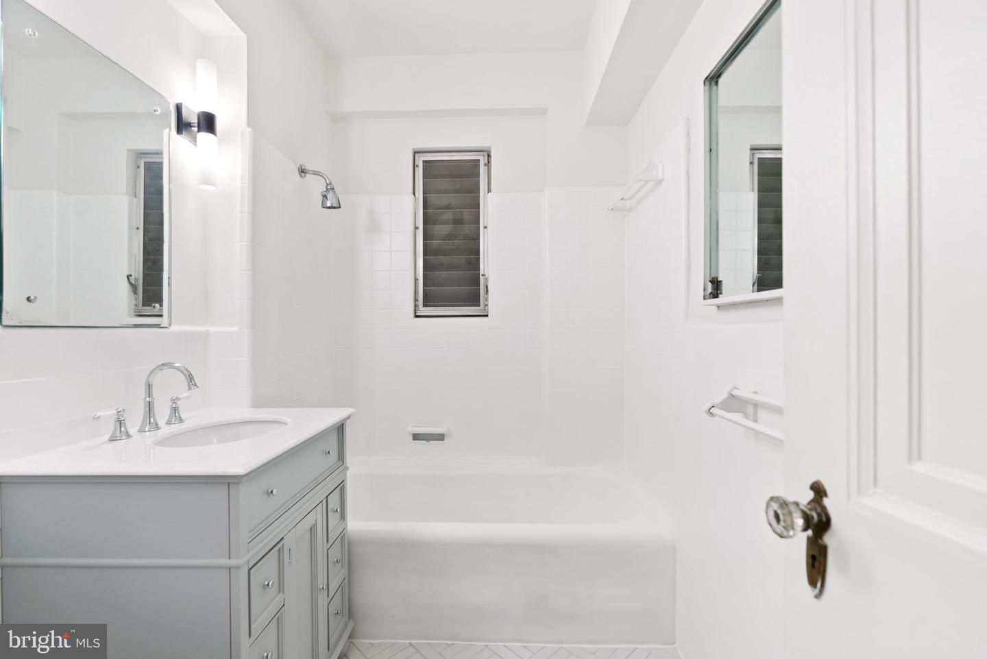 4000 CATHEDRAL AVE NW #6B, WASHINGTON, District Of Columbia 20016, 2 Bedrooms Bedrooms, ,1 BathroomBathrooms,Residential,For sale,4000 CATHEDRAL AVE NW #6B,DCDC2225384 MLS # DCDC2225384