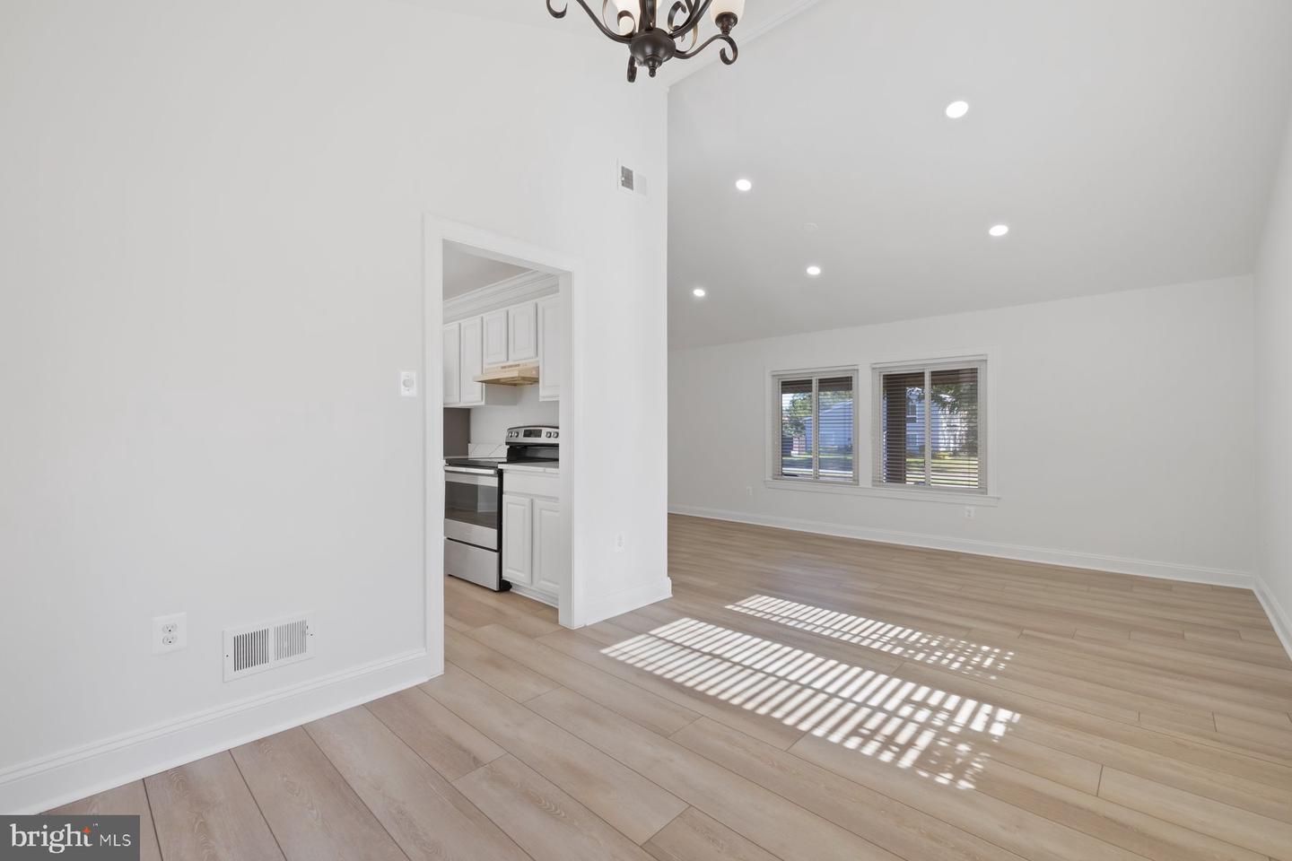 110 SUGARLAND RUN DR, STERLING, Virginia 20164, 4 Bedrooms Bedrooms, 11 Rooms Rooms,3 BathroomsBathrooms,Residential,For sale,110 SUGARLAND RUN DR,VALO2108256 MLS # VALO2108256