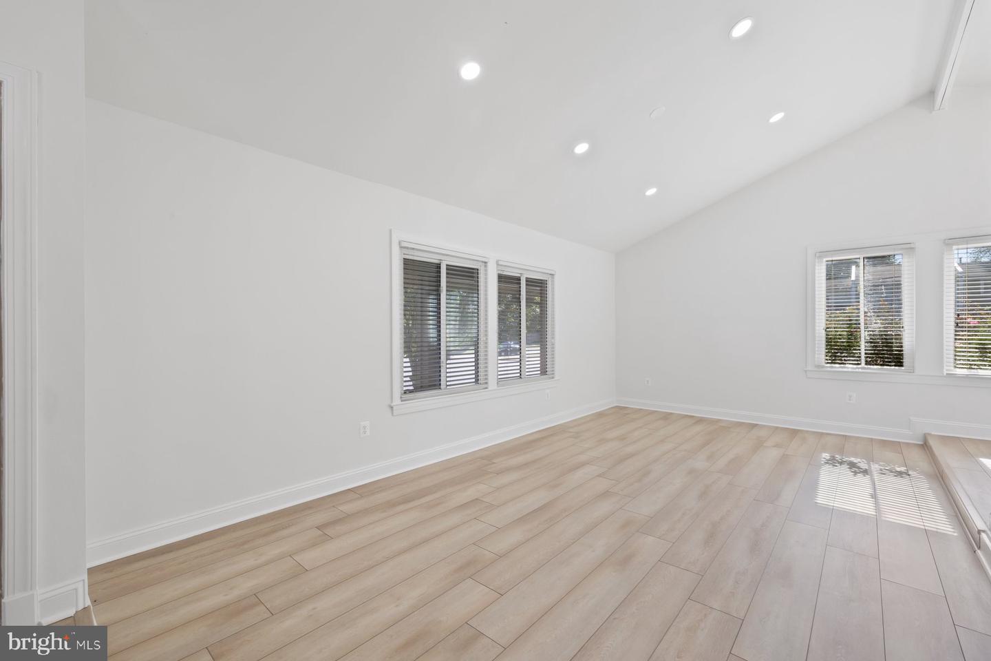 110 SUGARLAND RUN DR, STERLING, Virginia 20164, 4 Bedrooms Bedrooms, 11 Rooms Rooms,3 BathroomsBathrooms,Residential,For sale,110 SUGARLAND RUN DR,VALO2108256 MLS # VALO2108256