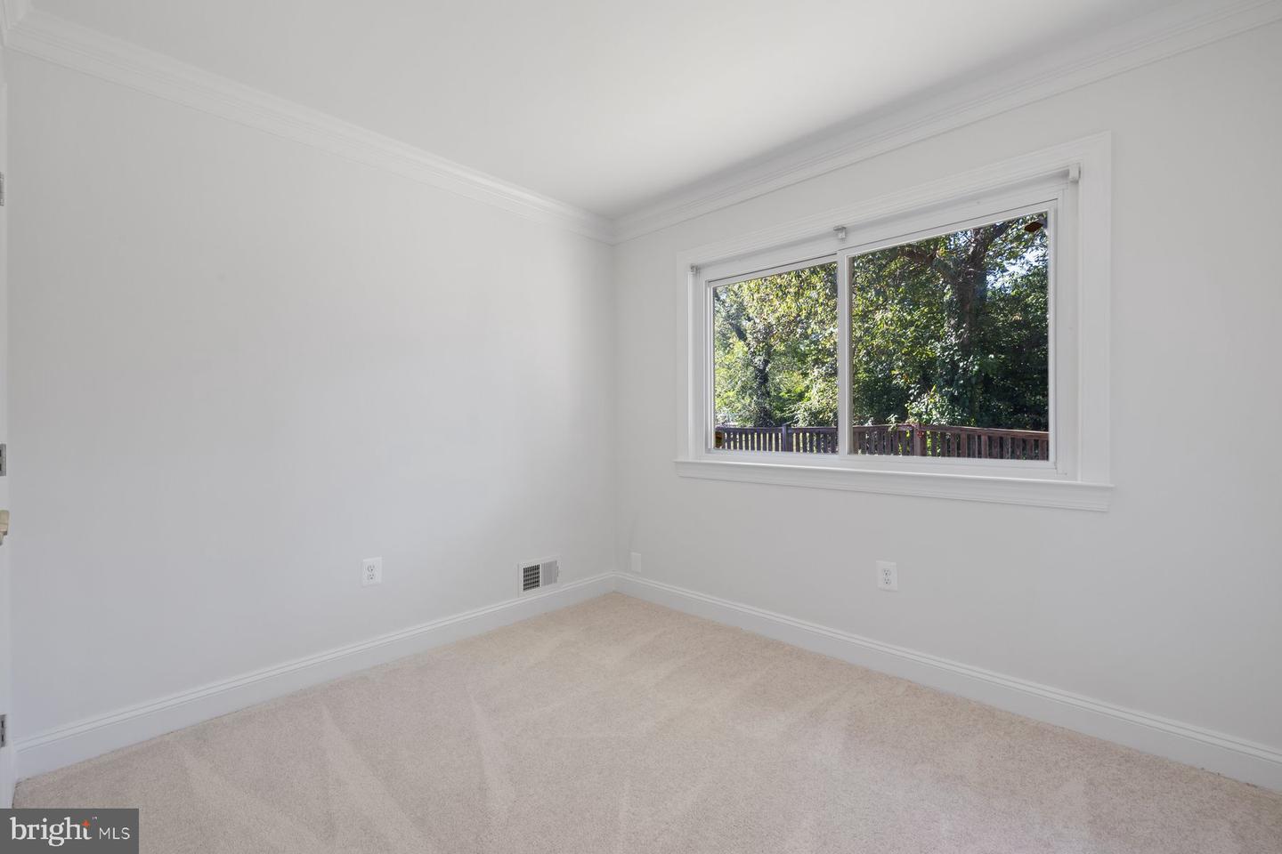 110 SUGARLAND RUN DR, STERLING, Virginia 20164, 4 Bedrooms Bedrooms, 11 Rooms Rooms,3 BathroomsBathrooms,Residential,For sale,110 SUGARLAND RUN DR,VALO2108256 MLS # VALO2108256