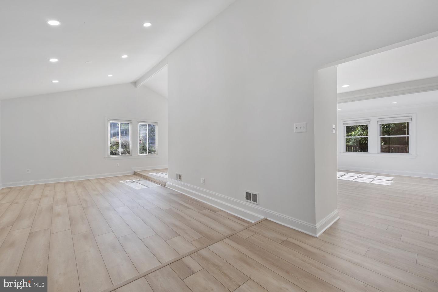 110 SUGARLAND RUN DR, STERLING, Virginia 20164, 4 Bedrooms Bedrooms, 11 Rooms Rooms,3 BathroomsBathrooms,Residential,For sale,110 SUGARLAND RUN DR,VALO2108256 MLS # VALO2108256