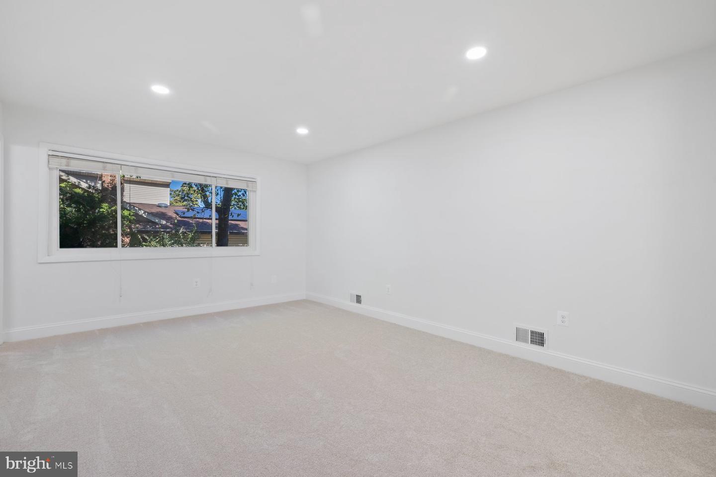 110 SUGARLAND RUN DR, STERLING, Virginia 20164, 4 Bedrooms Bedrooms, 11 Rooms Rooms,3 BathroomsBathrooms,Residential,For sale,110 SUGARLAND RUN DR,VALO2108256 MLS # VALO2108256