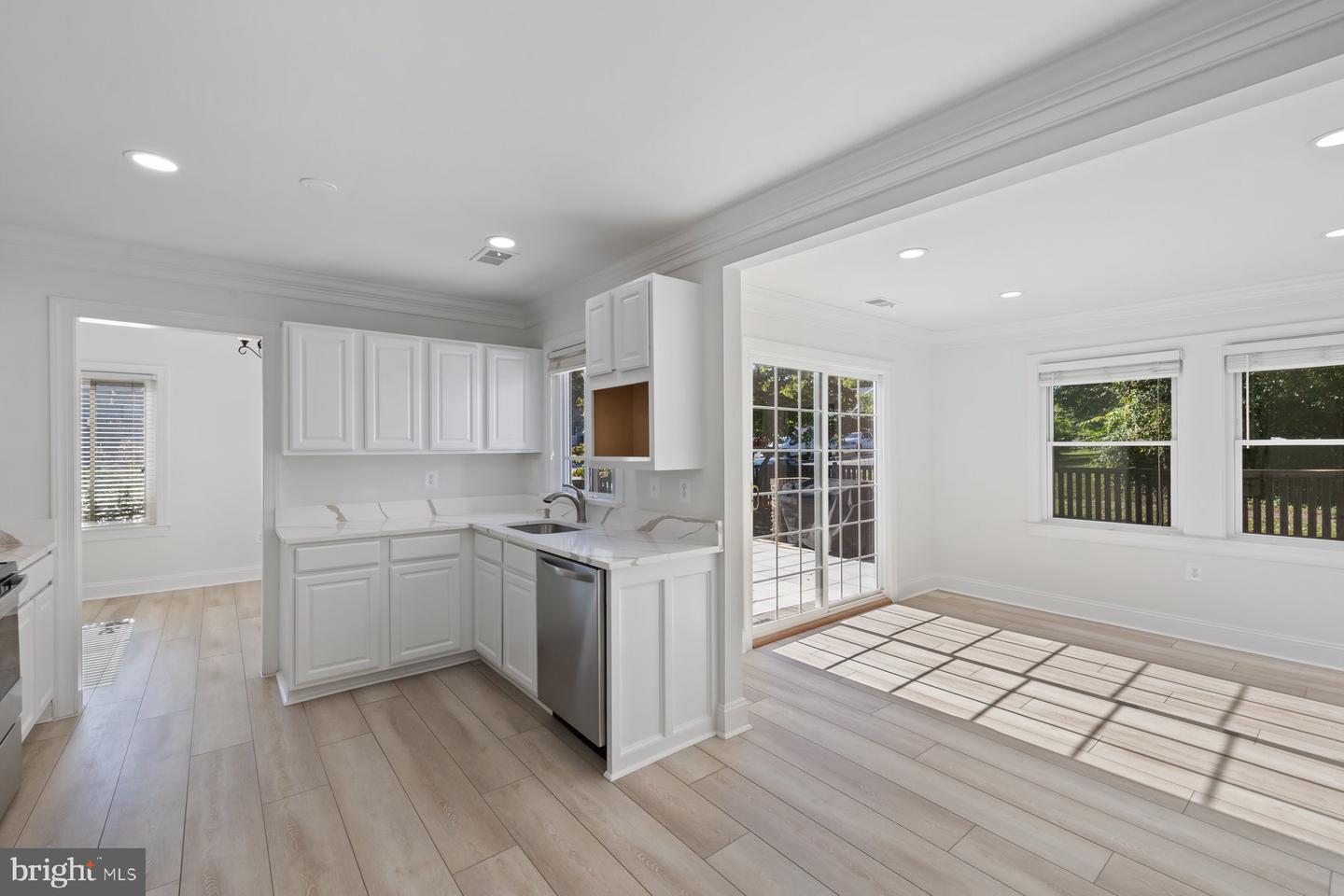110 SUGARLAND RUN DR, STERLING, Virginia 20164, 4 Bedrooms Bedrooms, 11 Rooms Rooms,3 BathroomsBathrooms,Residential,For sale,110 SUGARLAND RUN DR,VALO2108256 MLS # VALO2108256