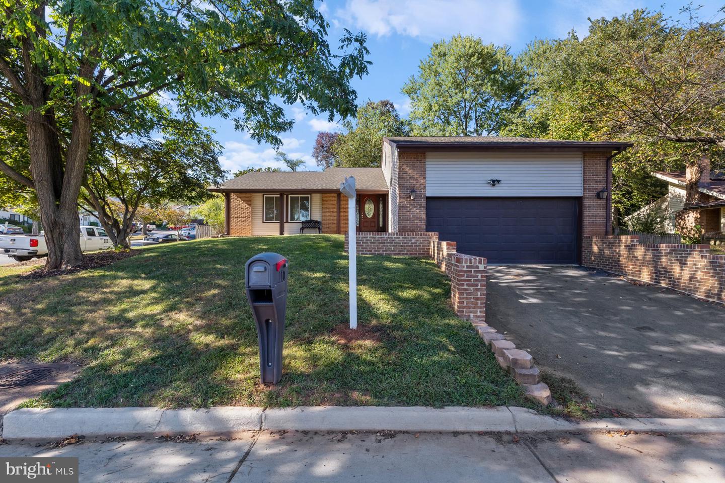 110 SUGARLAND RUN DR, STERLING, Virginia 20164, 4 Bedrooms Bedrooms, 11 Rooms Rooms,3 BathroomsBathrooms,Residential,For sale,110 SUGARLAND RUN DR,VALO2108256 MLS # VALO2108256