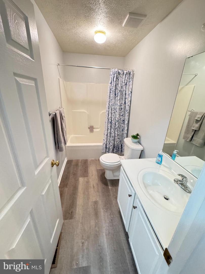 34 STUART CT, STRASBURG, Virginia 22657, 4 Bedrooms Bedrooms, 14 Rooms Rooms,3 BathroomsBathrooms,Residential,For sale,34 STUART CT,VASH2012688 MLS # VASH2012688