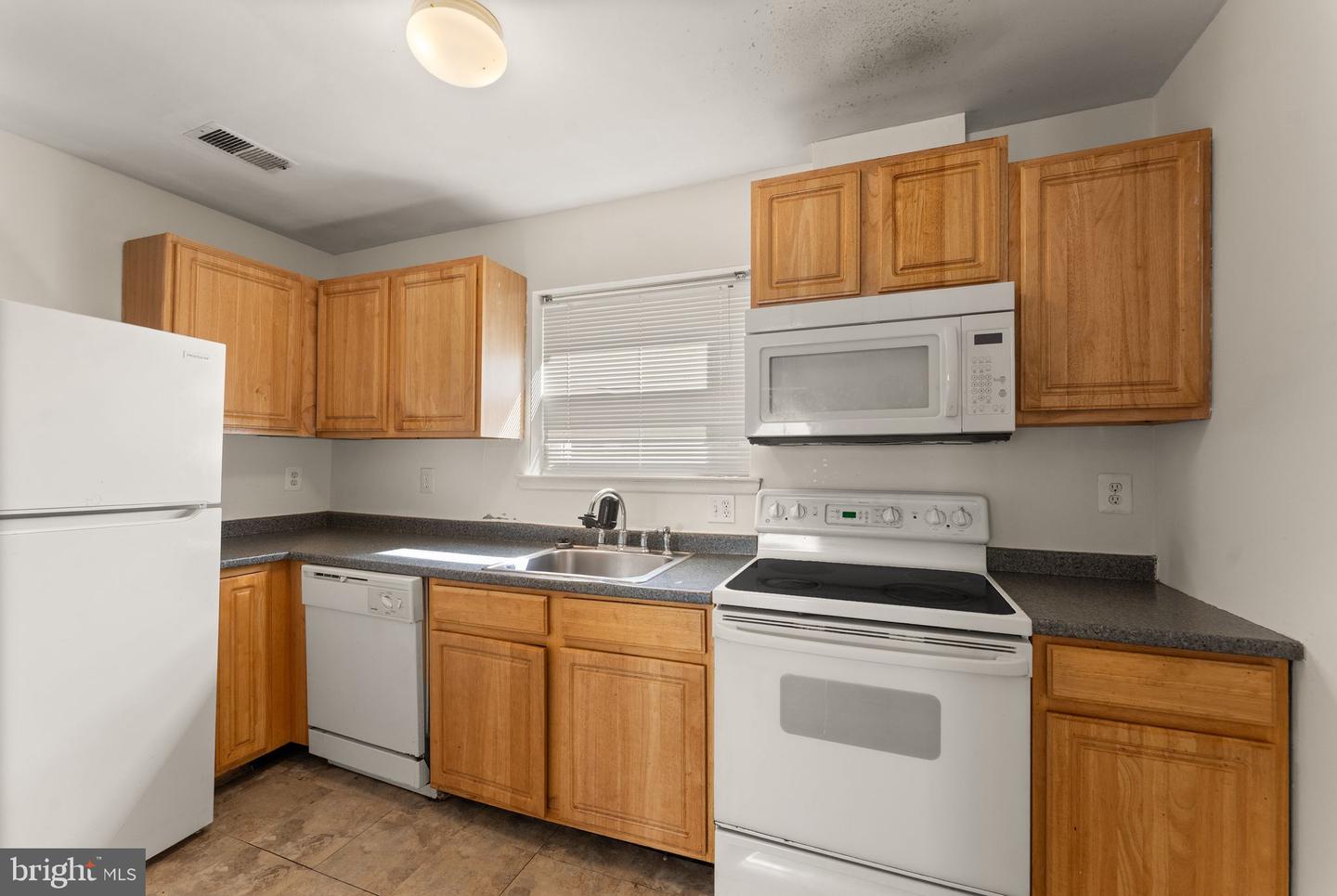 13838 BEAUJOLAIS CT, CHANTILLY, Virginia 20151, 2 Bedrooms Bedrooms, ,1 BathroomBathrooms,Residential,For sale,13838 BEAUJOLAIS CT,VAFX2272762 MLS # VAFX2272762
