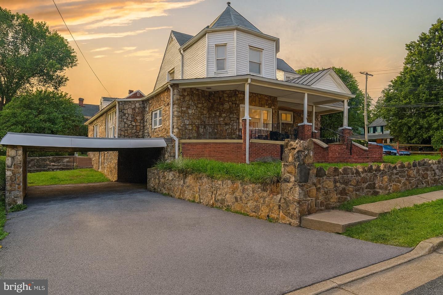 716 VILLA AVE, FRONT ROYAL, Virginia 22630, 4 Bedrooms Bedrooms, ,3 BathroomsBathrooms,Residential,For sale,716 VILLA AVE,VAWR2012494 MLS # VAWR2012494
