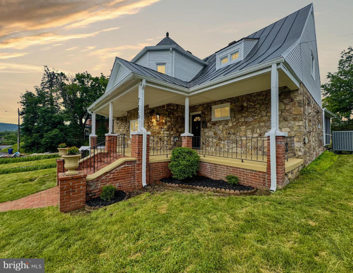 716 VILLA AVE, FRONT ROYAL, Virginia 22630, 4 Bedrooms Bedrooms, ,3 BathroomsBathrooms,Residential,For sale,716 VILLA AVE,VAWR2012494 MLS # VAWR2012494