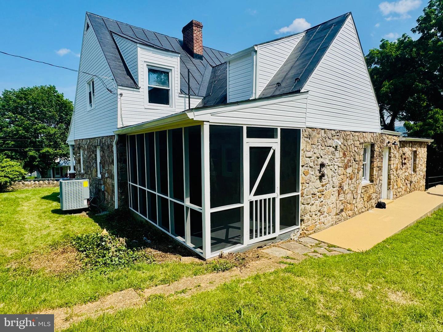 716 VILLA AVE, FRONT ROYAL, Virginia 22630, 4 Bedrooms Bedrooms, ,3 BathroomsBathrooms,Residential,For sale,716 VILLA AVE,VAWR2012494 MLS # VAWR2012494