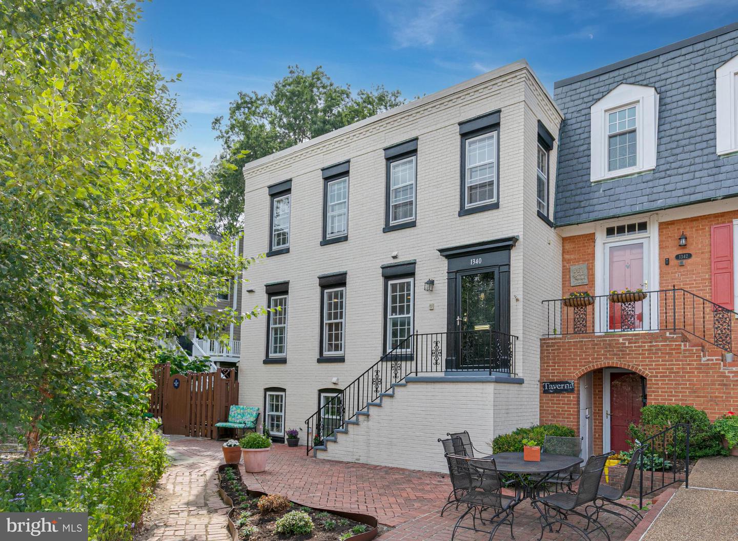 1340 N LYNNBROOK DR, ARLINGTON, Virginia 22201, 5 Bedrooms Bedrooms, ,3 BathroomsBathrooms,Residential,For sale,1340 N LYNNBROOK DR,VAAR2063898 MLS # VAAR2063898
