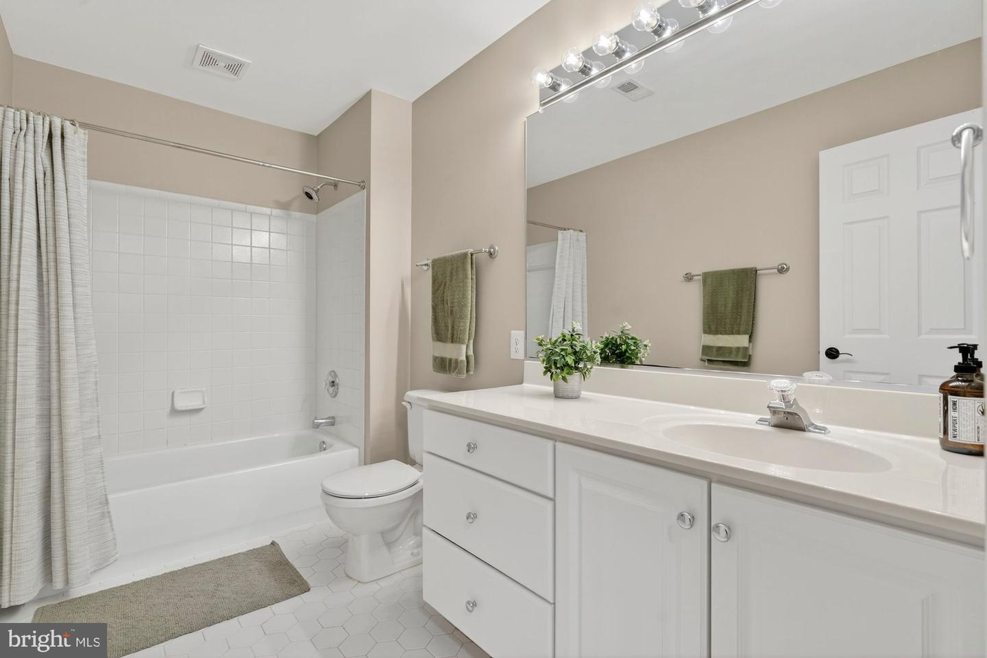 11689 HEINZ CT, OAKTON, Virginia 22124, 5 Bedrooms Bedrooms, ,4 BathroomsBathrooms,Residential,For sale,11689 HEINZ CT,VAFX2268998 MLS # VAFX2268998
