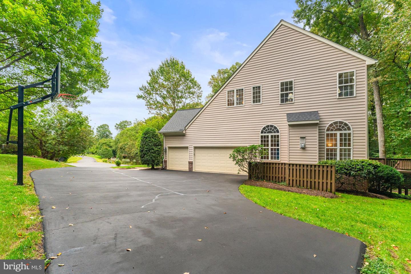 11689 HEINZ CT, OAKTON, Virginia 22124, 5 Bedrooms Bedrooms, ,4 BathroomsBathrooms,Residential,For sale,11689 HEINZ CT,VAFX2268998 MLS # VAFX2268998