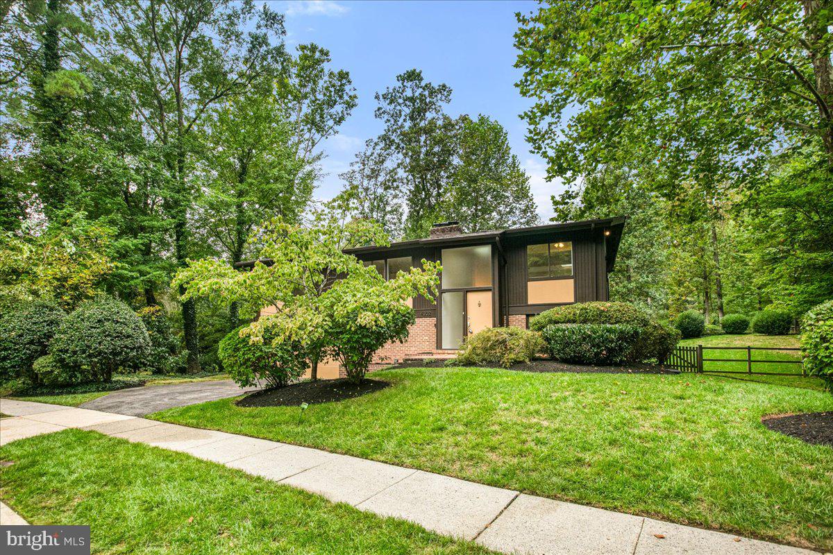 4302 WAKEFIELD DR, ANNANDALE, Virginia 22003, 4 Bedrooms Bedrooms, ,3 BathroomsBathrooms,Residential,For sale,4302 WAKEFIELD DR,VAFX2269608 MLS # VAFX2269608