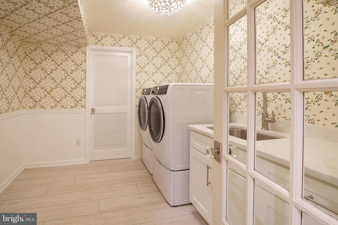 2504 W MEREDITH DR, VIENNA, Virginia 22181, 6 Bedrooms Bedrooms, ,5 BathroomsBathrooms,Residential,For sale,2504 W MEREDITH DR,VAFX2256898 MLS # VAFX2256898